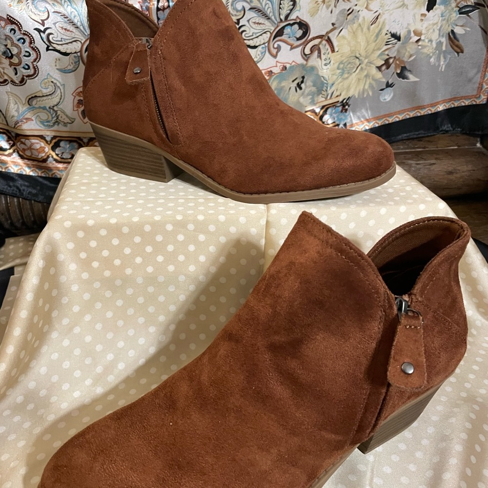 SO brand ankle boots, super comfy! Never worn, slightly too big for my foot.